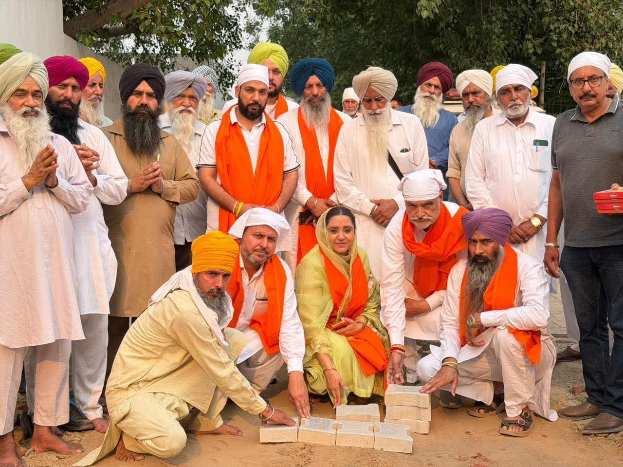 ਮੋਗਾ ਦੇ ਪਿੰਡ ਲੰਢੇਕੇ ਵਿੱਚ ਇੰਟਰਲੋਕ ਟਾਈਲਾਂ ਦੇ ਕੰਮ ਦੀ ਸ਼ੁਰੂਆਤ
