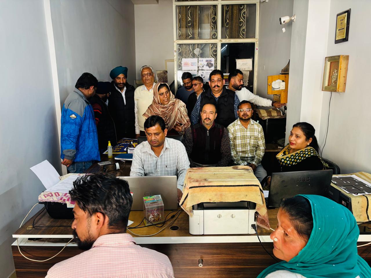 जगराओं: विधायक सरबजीत कौर माणूके ने किया स्वास्थ्य बीमा केंद्र का दौरा, मरीज को मिला 3 लाख का मुफ्त इलाज