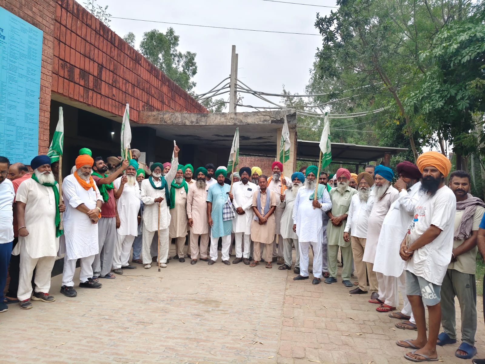 ਜਗਰਾਉਂ: ਖੇਤੀ ਮੋਟਰਾਂ ਲਈ ਬਿਜਲੀ ਸਪਲਾਈ ਦੀ ਮੰਗ, ਕਿਸਾਨਾਂ ਦਾ ਪਾਵਰਕੌਮ ਦਫ਼ਤਰ ਅੱਗੇ ਰੋਸ ਪ੍ਰਦਰਸ਼ਨ